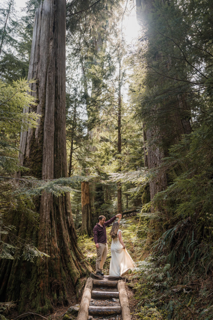 Hiking elopement at Lake 22, Washington State