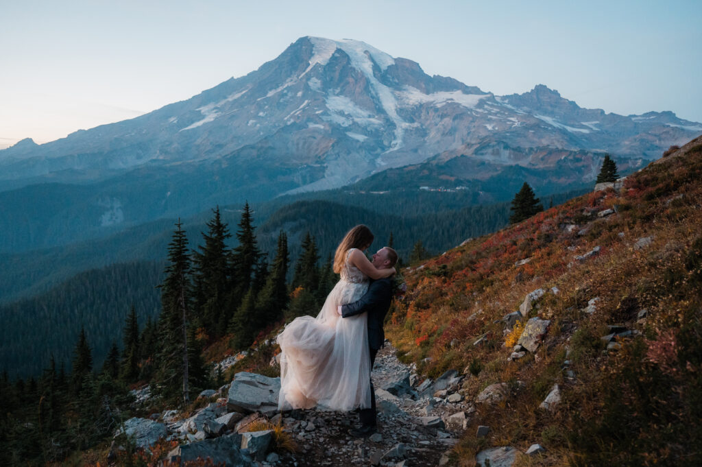 couple eloping at the pinnacle peak trail in the fall with mount rainier in the background 