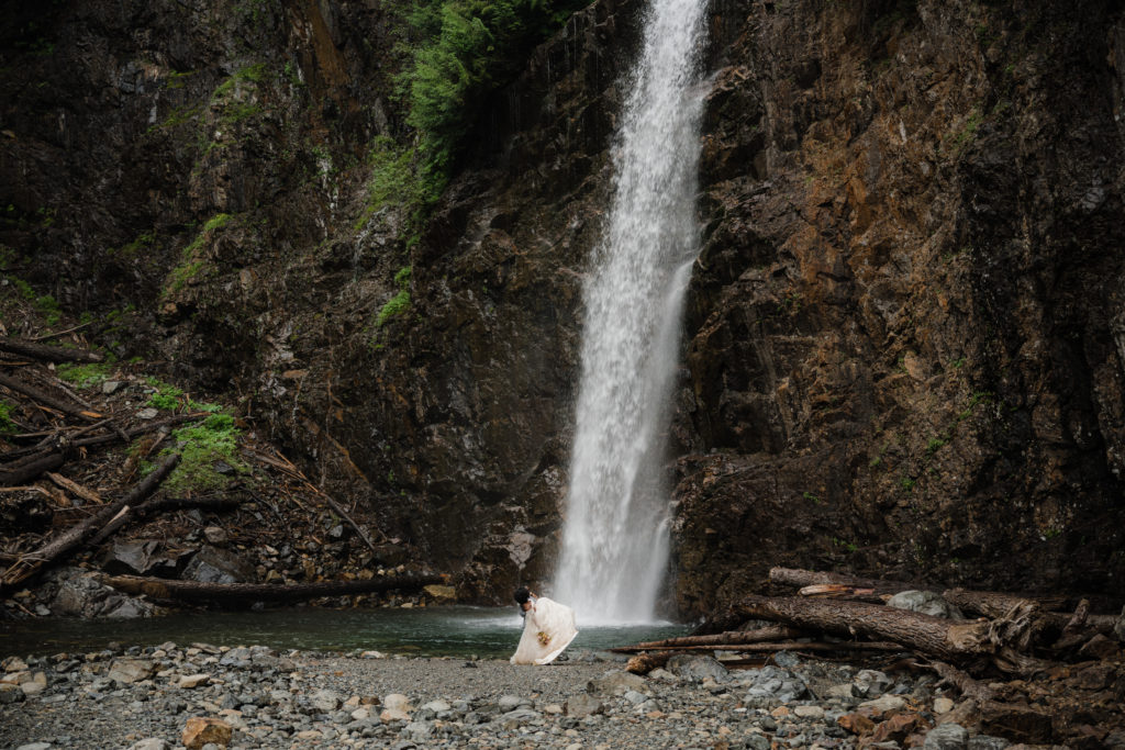 Franklin Falls Elopement, Washington State Elopement, PNW elopement, waterfall elopement, hiking elopement