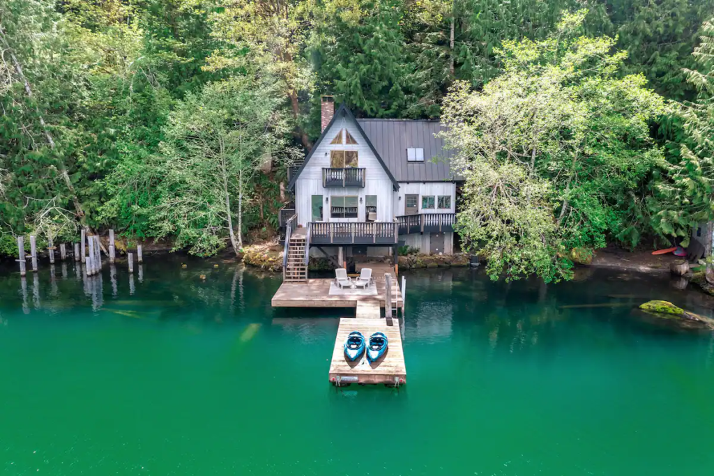 Lakefront house in Olympic National Park 