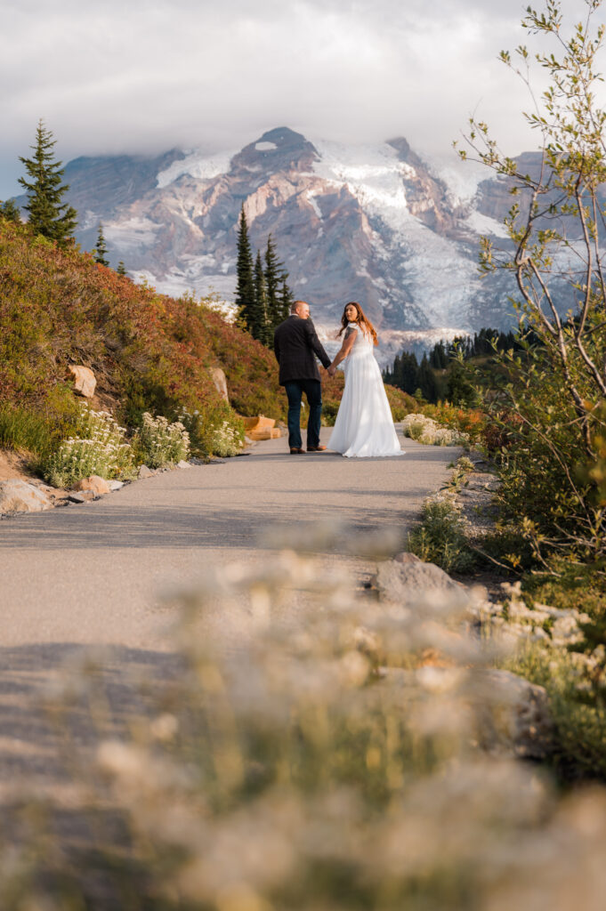 Couple hiking in Mount Rainier for their elopement day 