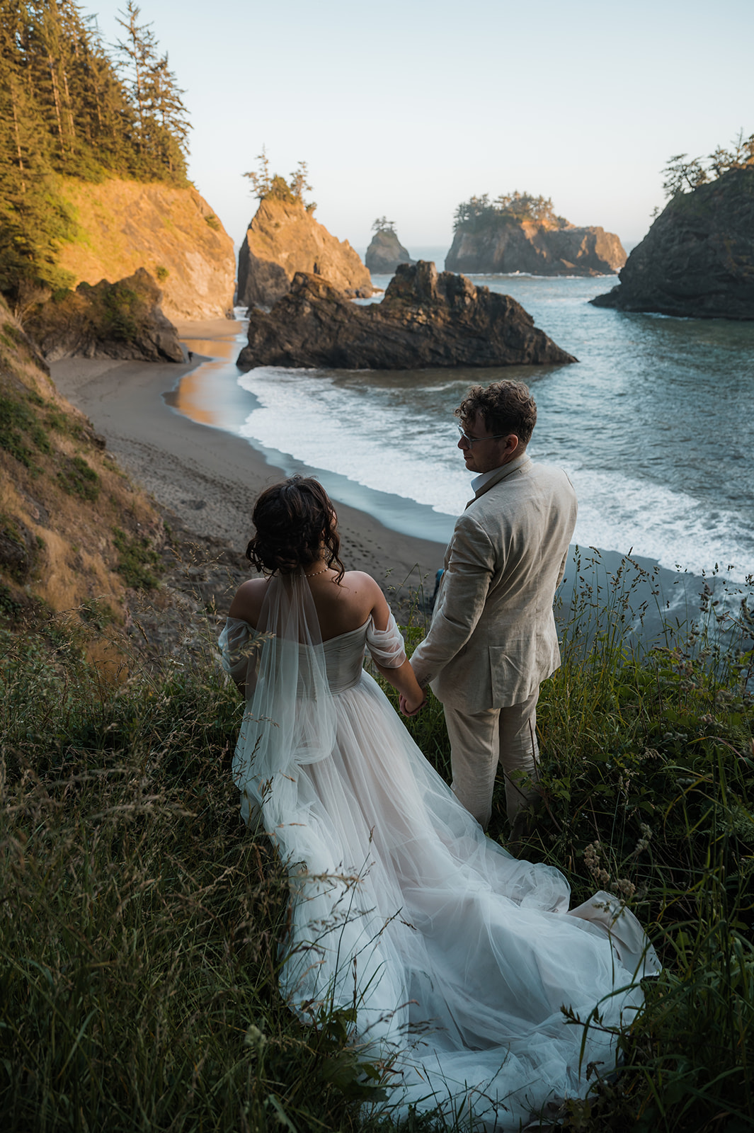 oregon coast elopement at secret beach in the spring